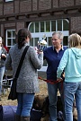 Simone nimmt den Pokal entgegen