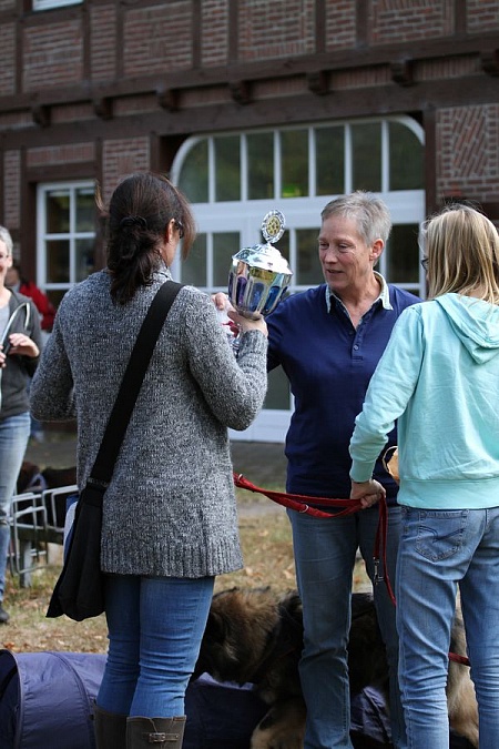 Simone nimmt den Pokal entgegen